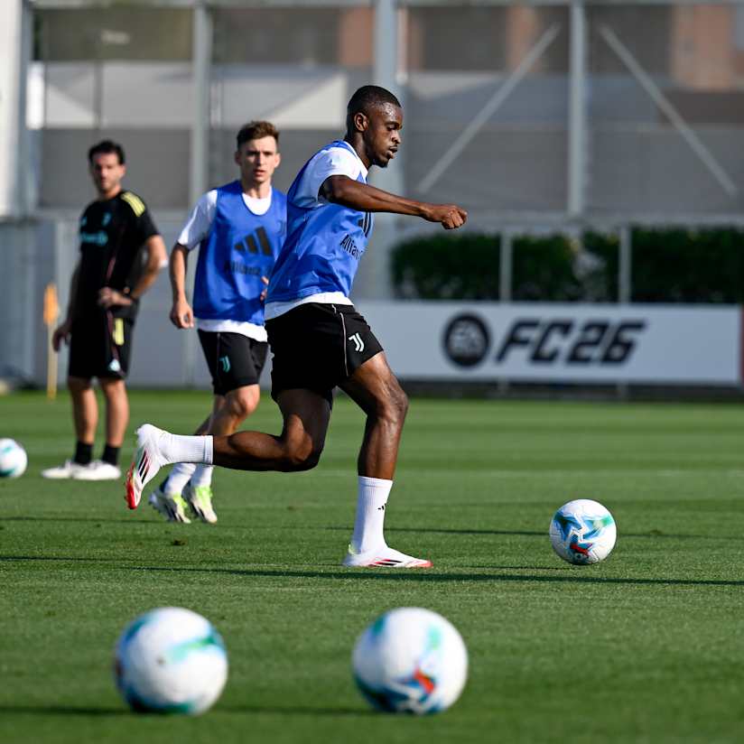 Training Center | Bianconeri in campo prima del test in famiglia con la Next Gen