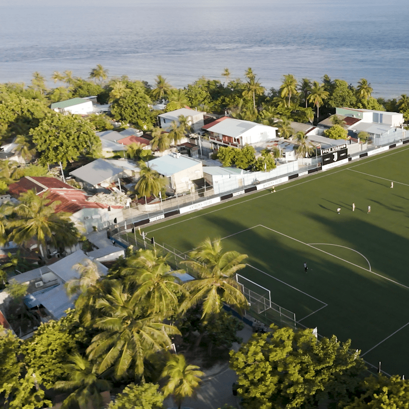 Extreme Fields | First stop in the Maldives: Football and passion with Edgar Davids
