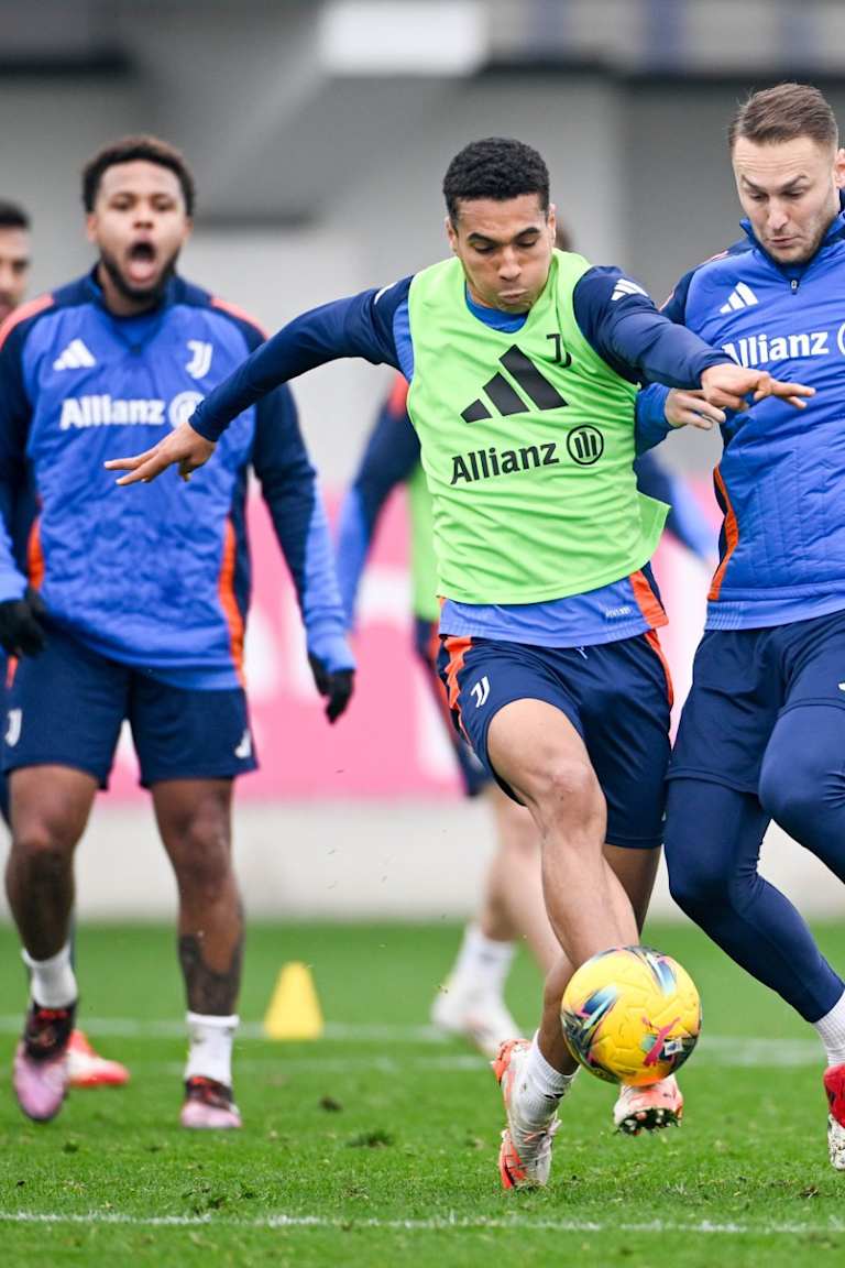 Training Center | With our supporters at Continassa