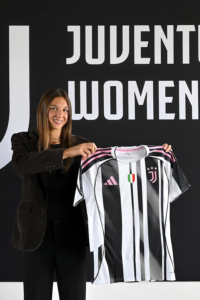 First professional contract for Viola Volpini