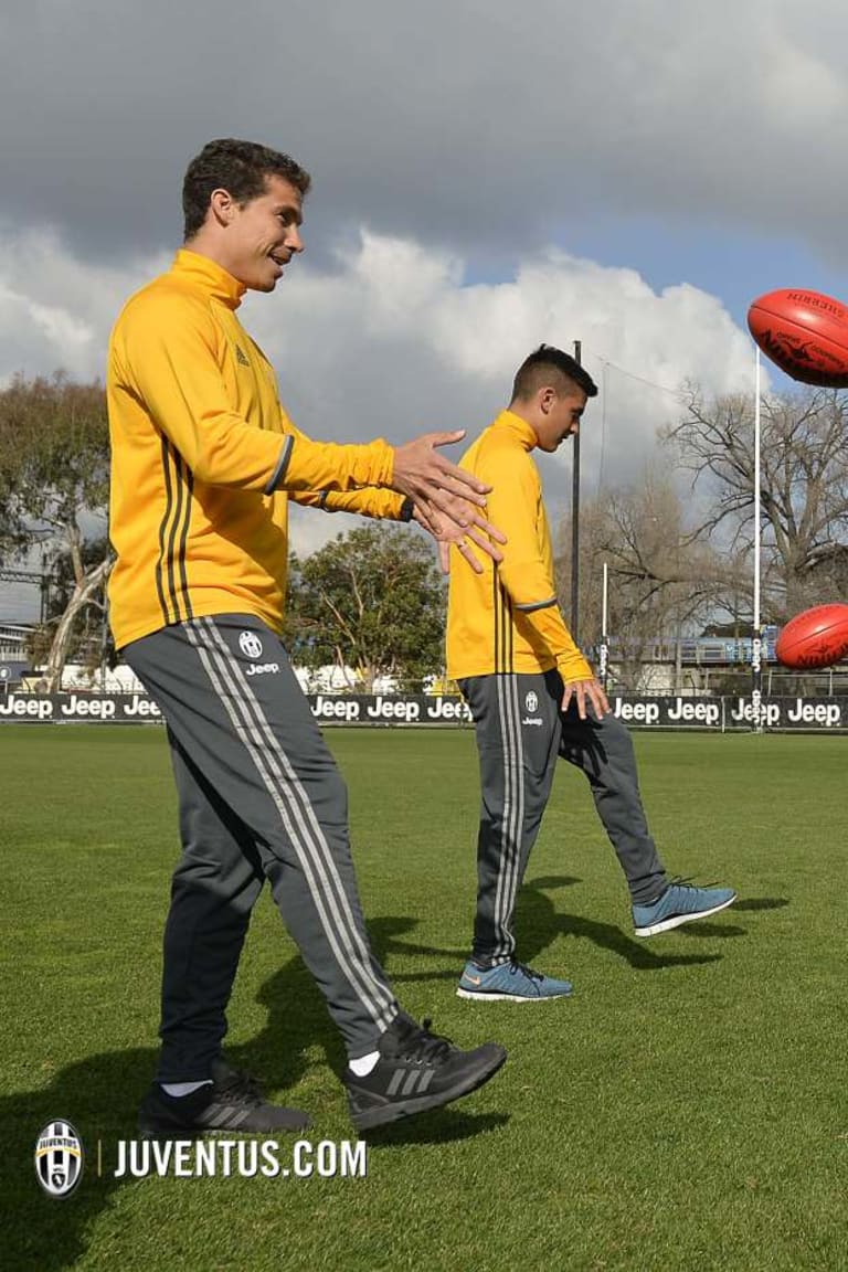 Dybala dan Hernanes mencoba Aussie rules