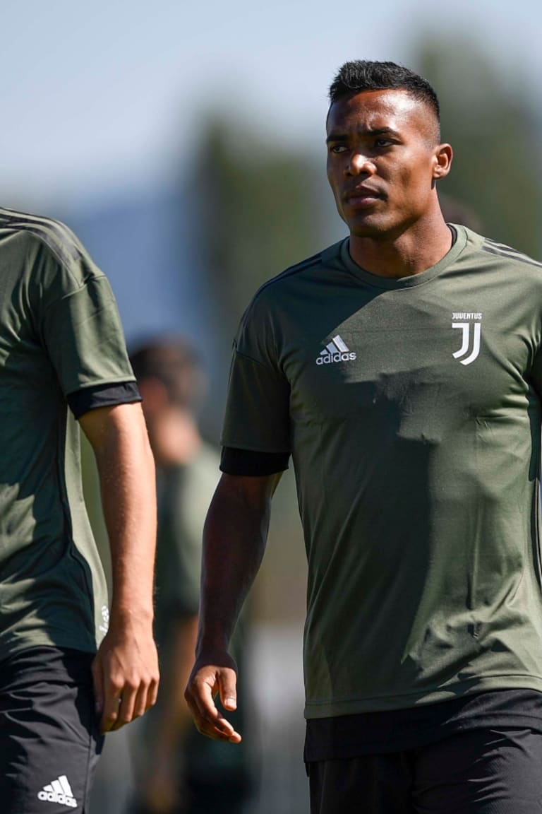 Juve announce squad for Barcelona