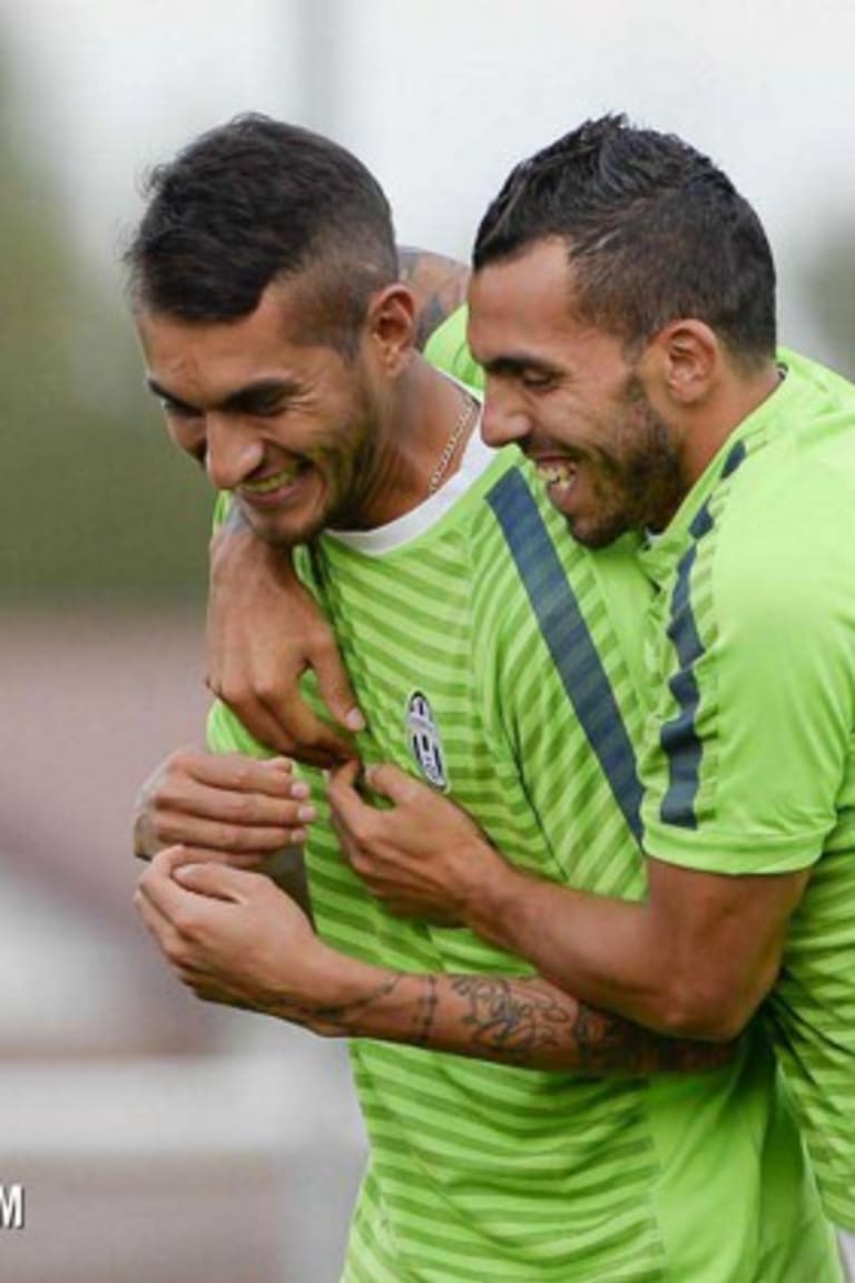 Tevez dan Pereyra menang bersama Argentina