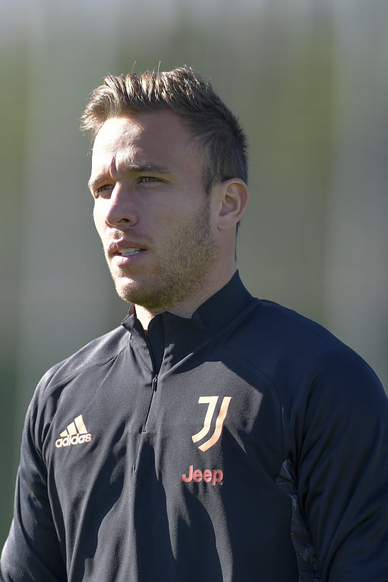First goal for Arthur in Brazil win! 