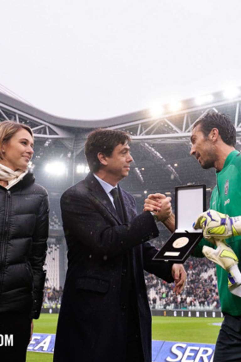 Buffon menerima penghargaan dari Agnelli