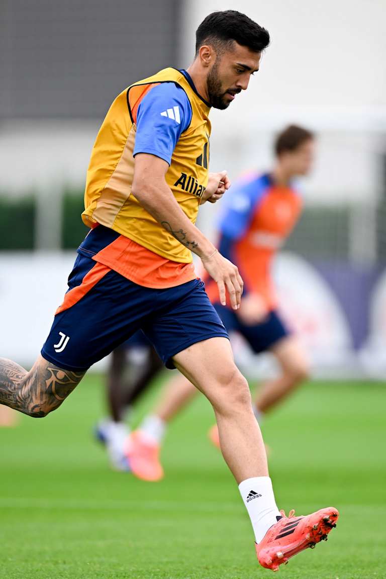 Training Center | At Continassa with our fans