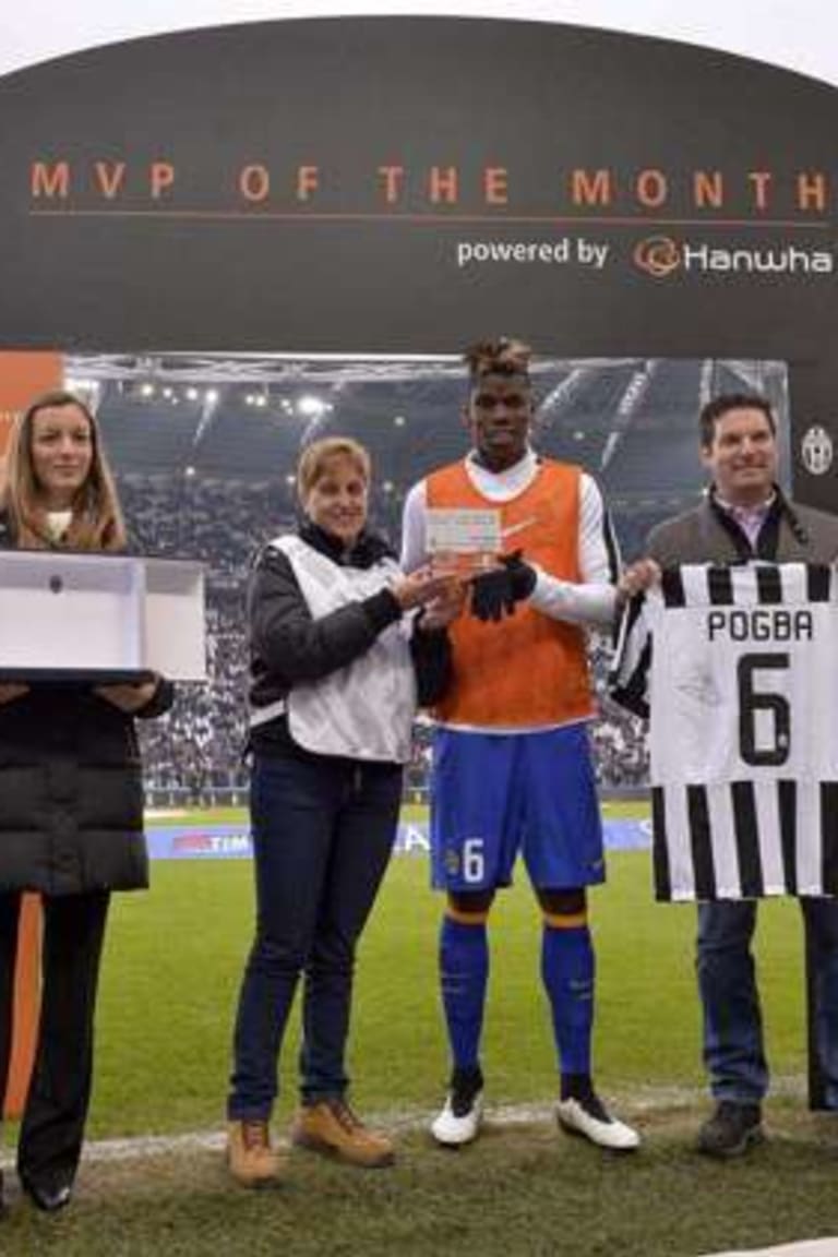 J-Member menyerahkan penghargaan MVP kepada Pogba sebelum laga melawan Sampdoria