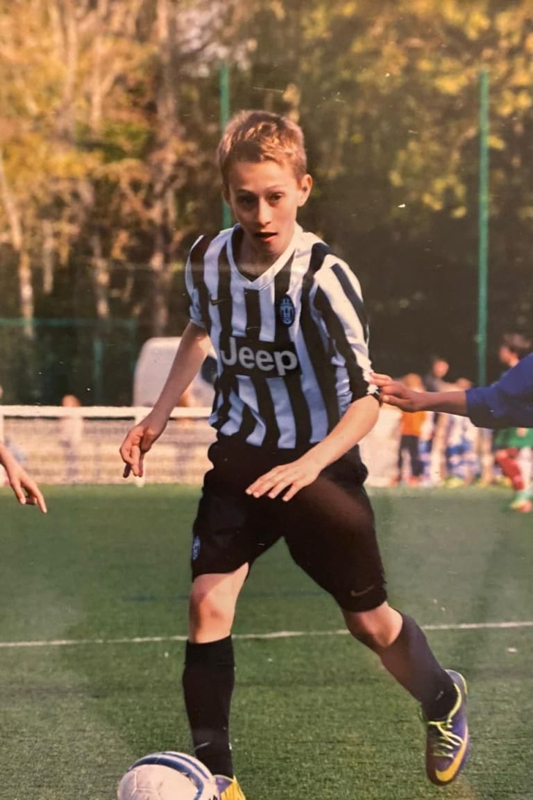 Un giovanissimo Nicolò Savona con la maglia della Juventus
