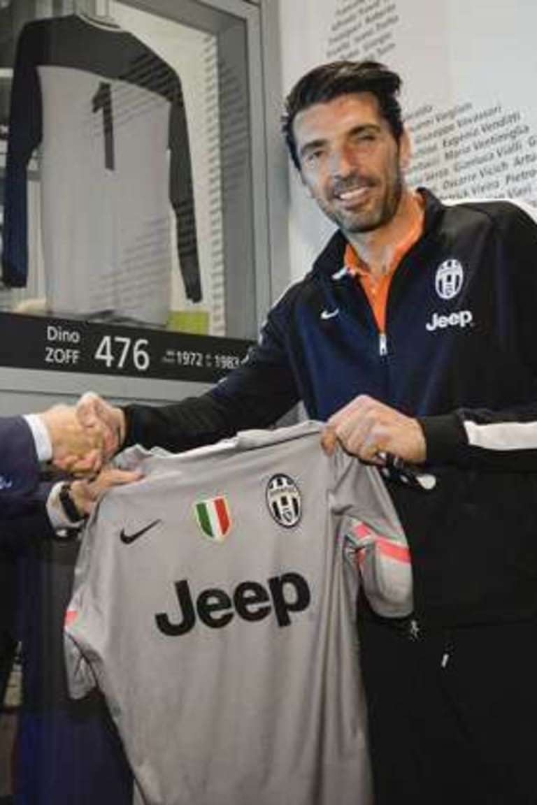 Buffon menyampaikan kebanggaannya bergabung dengan klub 500