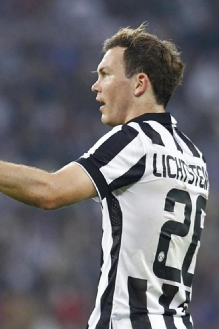Lichtsteiner absen di laga melawan Milan