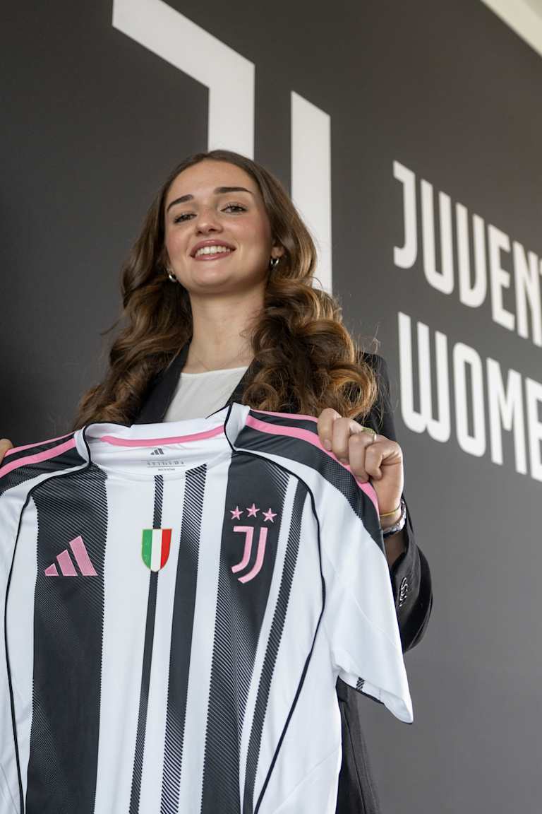 Costanza Santarella signs her first professional contract