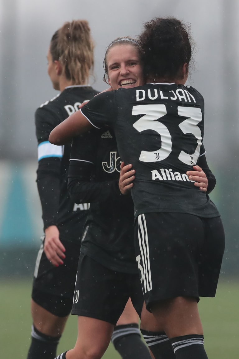 Pfattner abbraccia Duljan dopo il gol che sblocca Brescia - Juventus Women