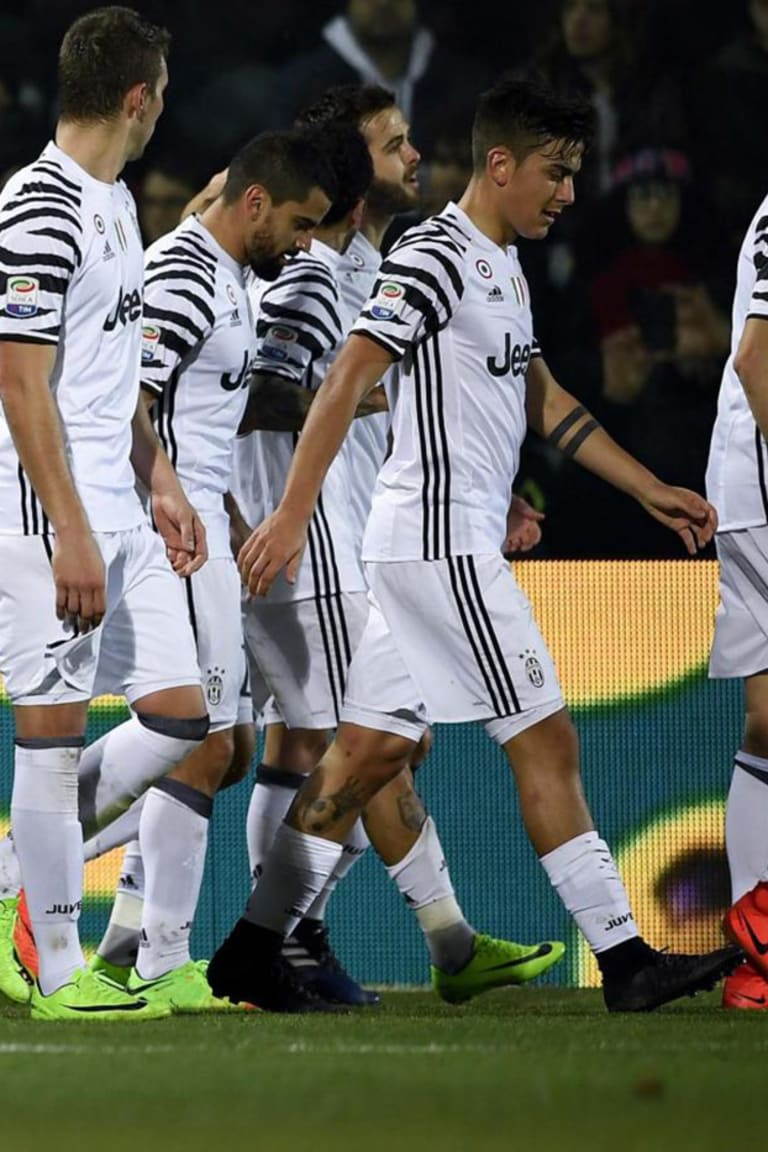 Juve go seven points clear in Crotone
