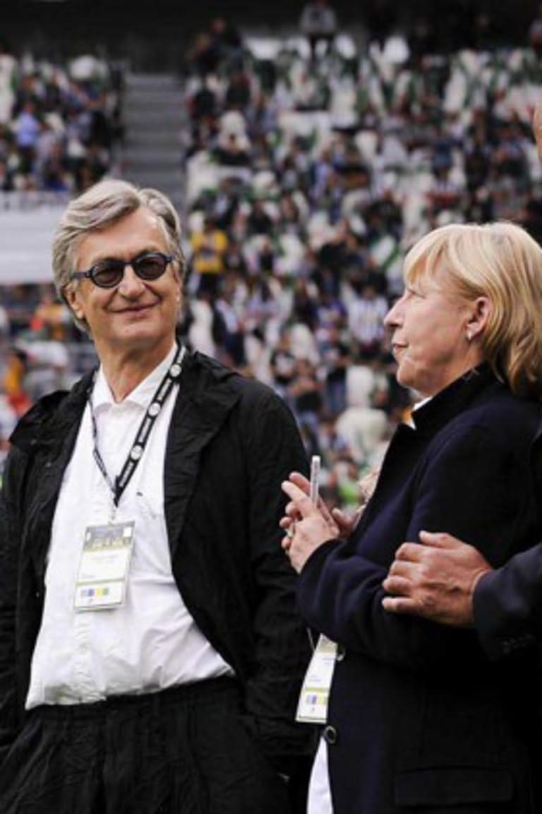 Wim Wenders menghadiri laga terakhir J-Stadium 