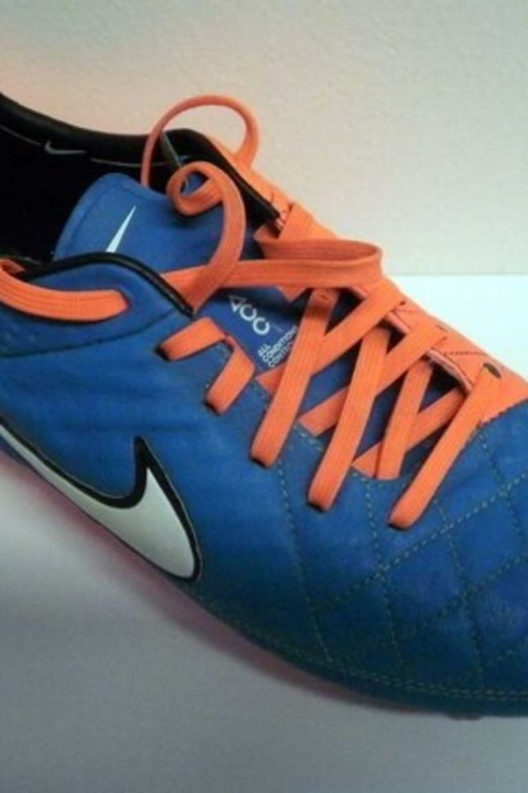 Sepatu yang dikenakan Pirlo pada kemenangan derby dipamerkan di J-Museum
