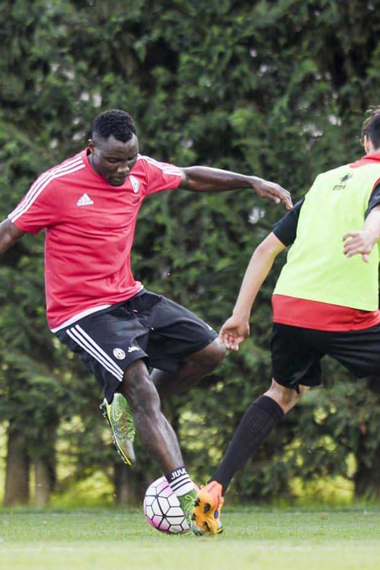 Asamoah menatap ke depan