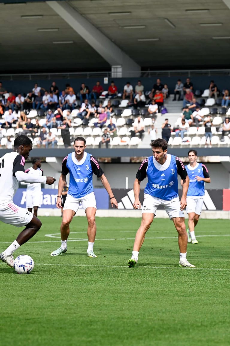 Training Center | At Continassa with our fans and the National Team coach