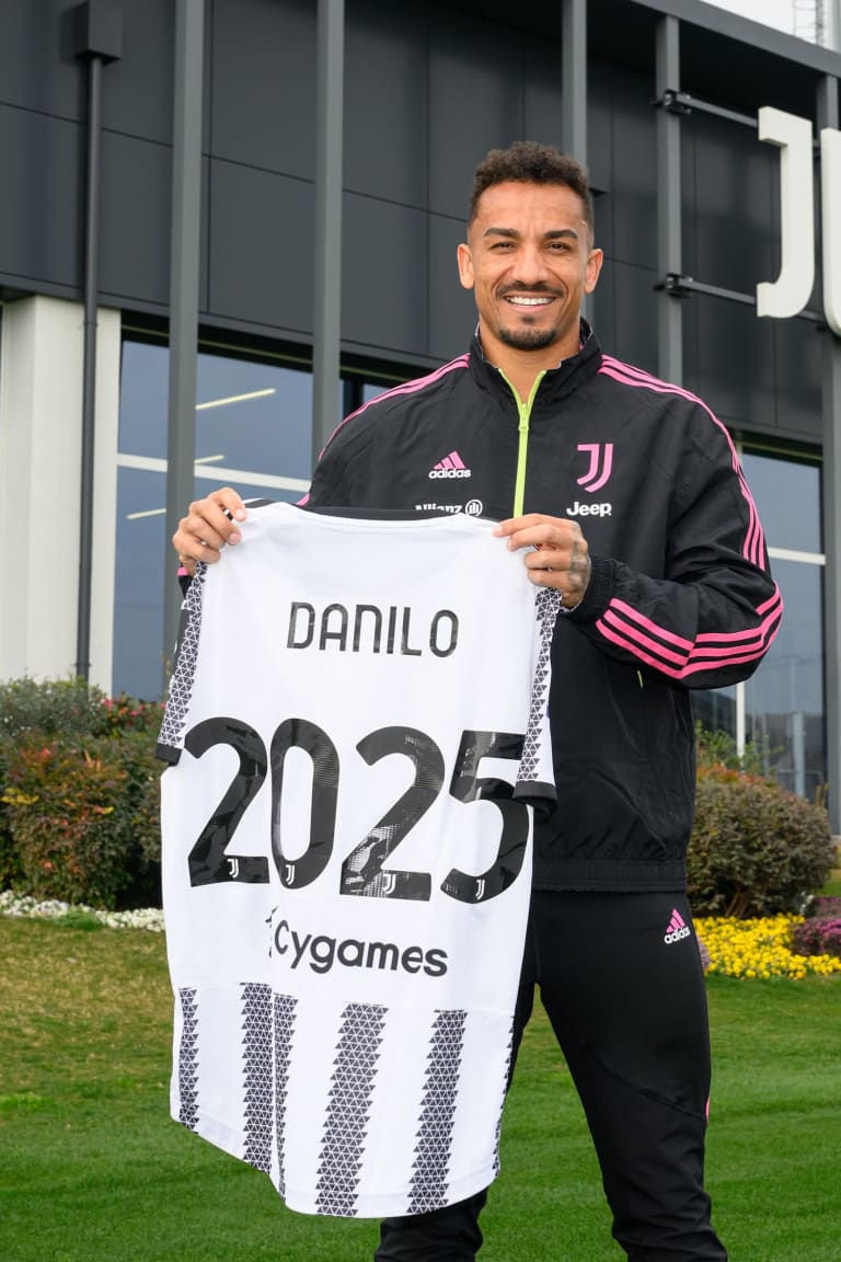 Danilo memperpanjang kontraknya di Juve