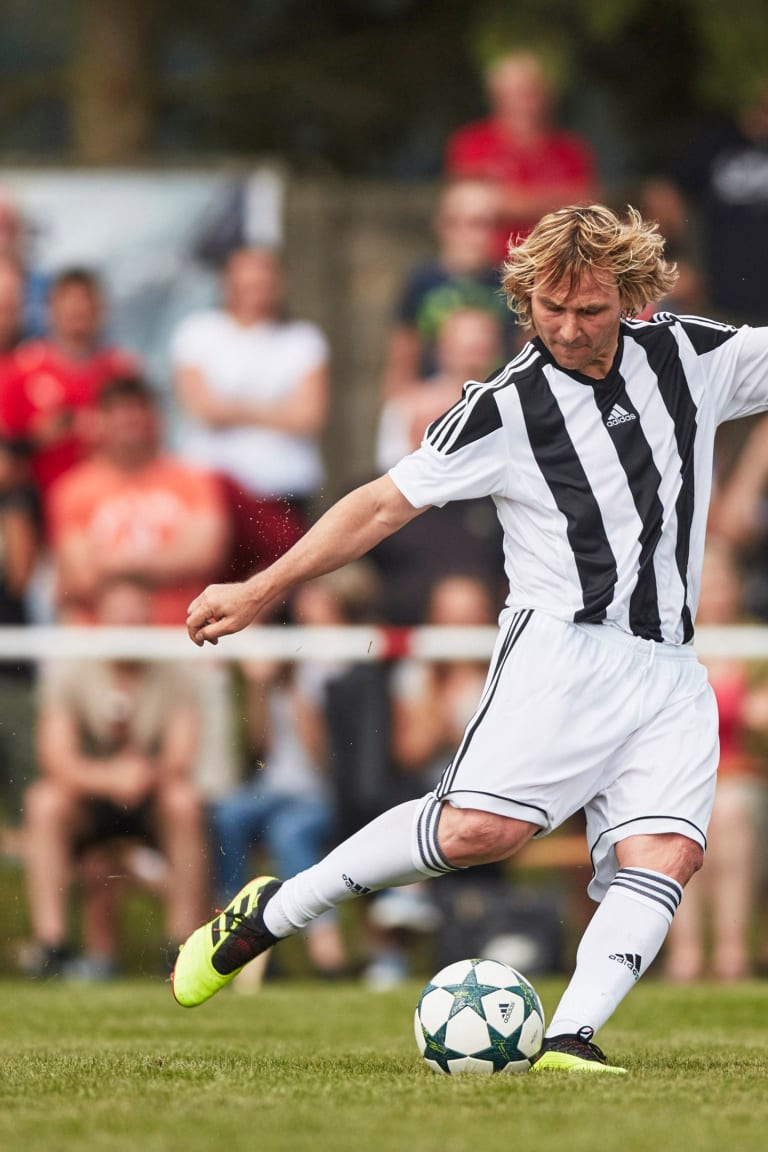 Pavel Nedved kembali ke lapangan di Republik Ceko bersama putranya!