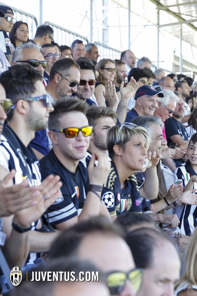 Senyuman, Selfie dan tanda tangan di Vinovo