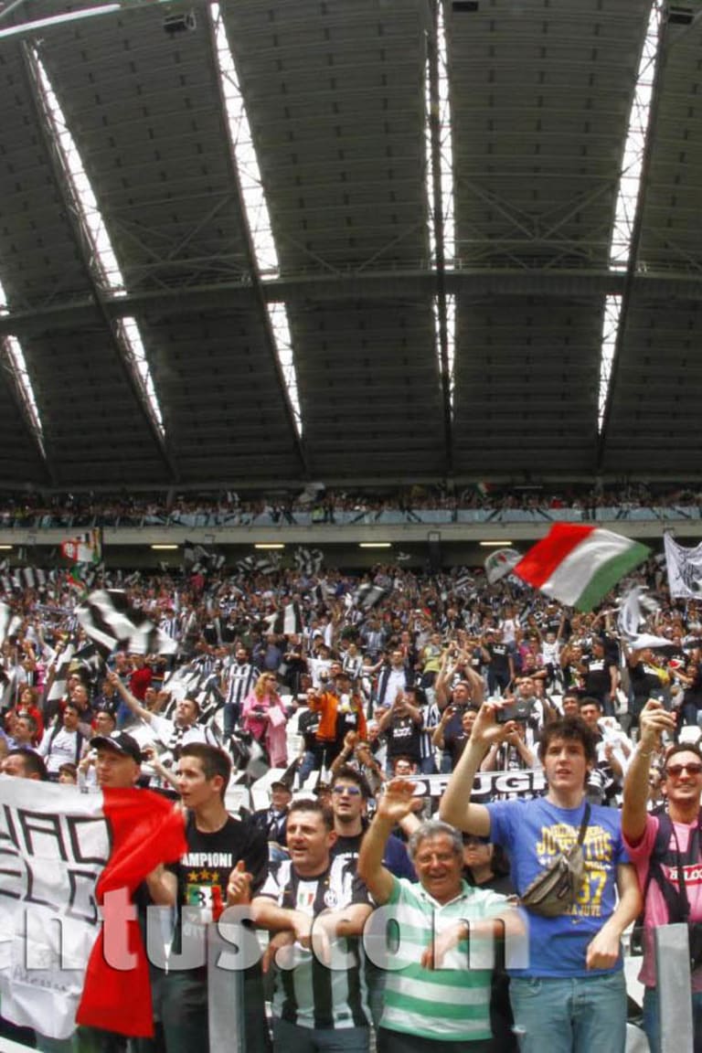 Tutti in piedi per la Juve, ma al proprio posto...