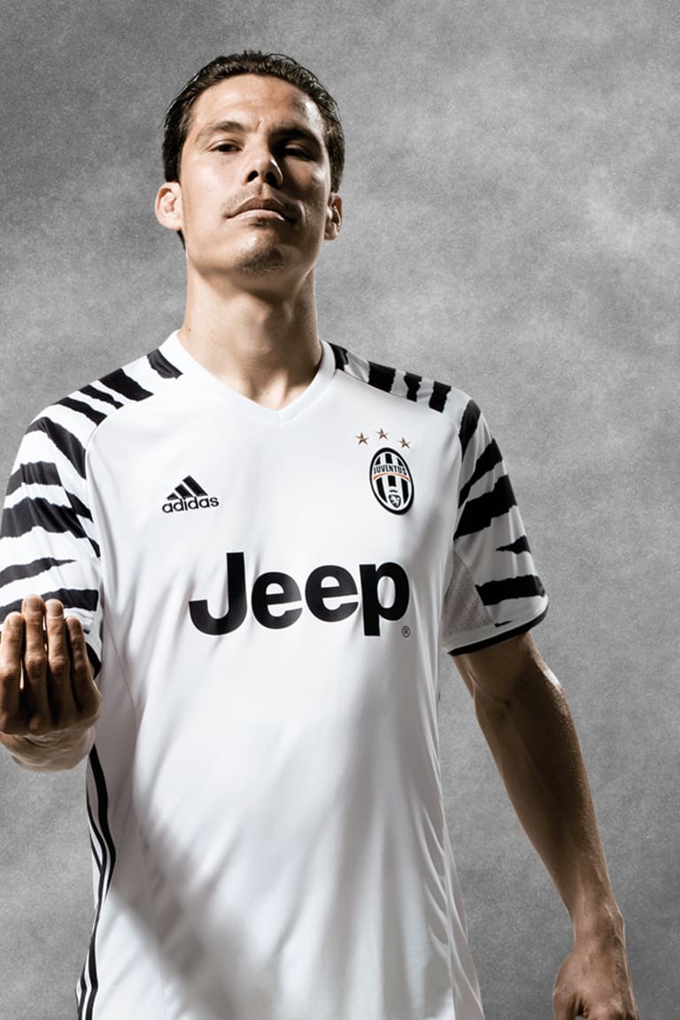 Mempersembahkan seragam ketiga adidas 2016/17 yang baru