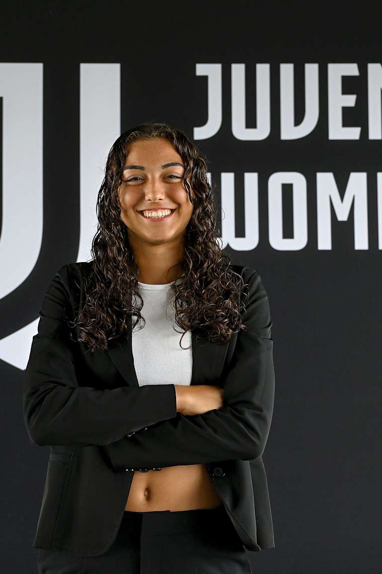 First professional contract for Elisa Bertero