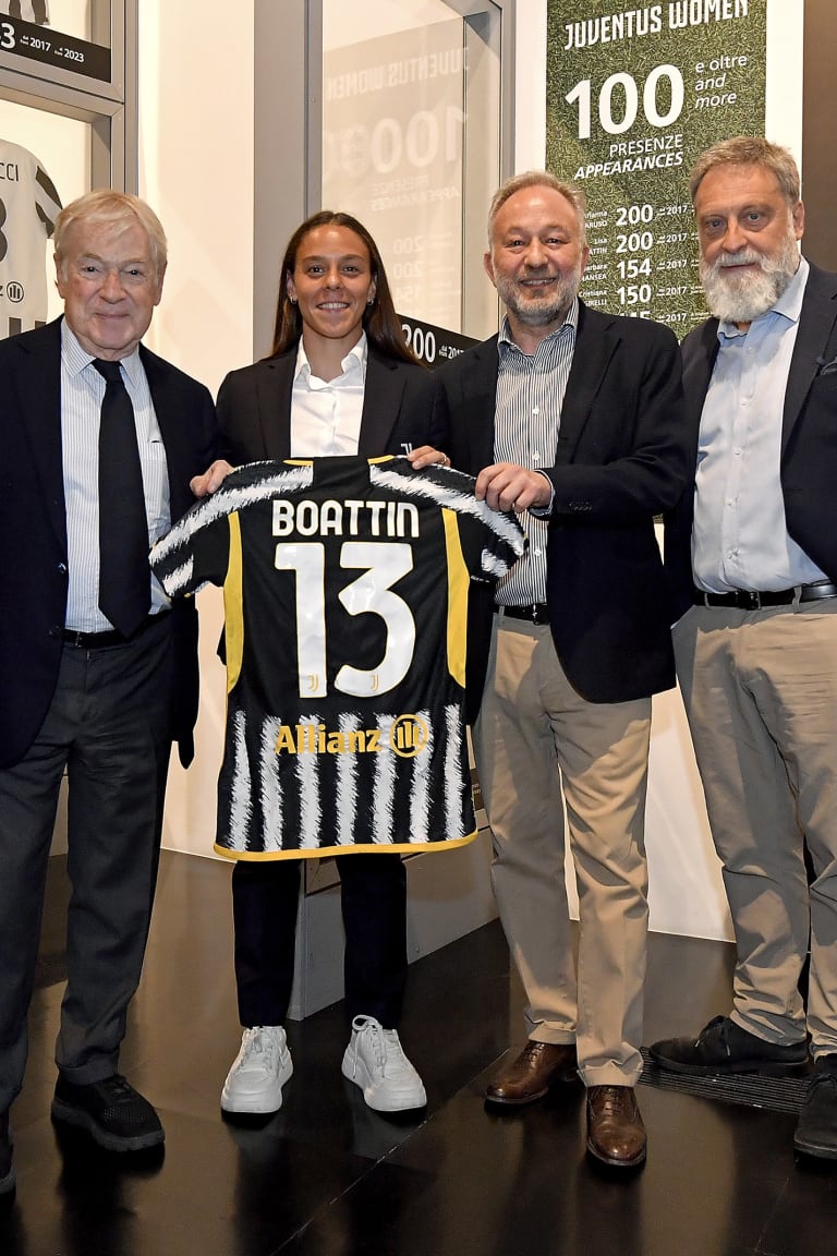 Lisa Boattin delivers her shirt to the Juventus Museum!