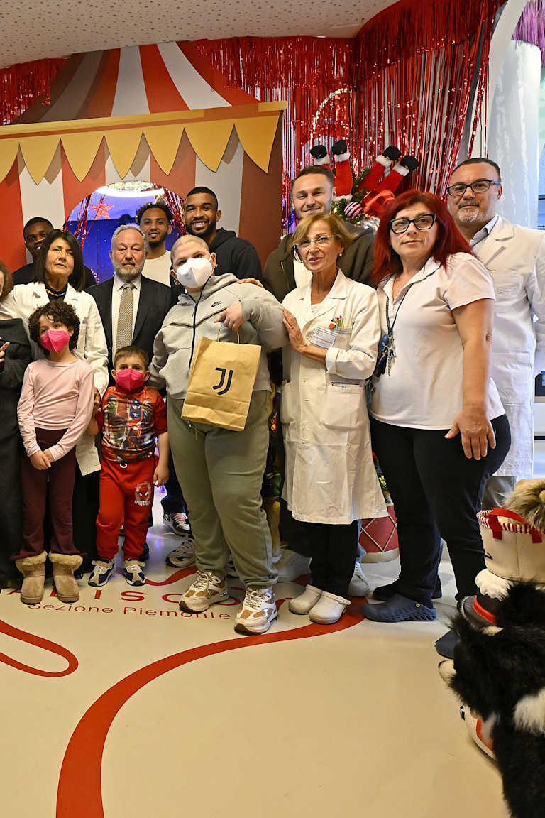 Smiles and gifts at the Regina Margherita Hospital: Juventus brings Christmas to the hospital