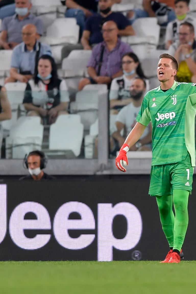 Rekap ulang ajang Internasional | Szczesny dan Polandia menang besar