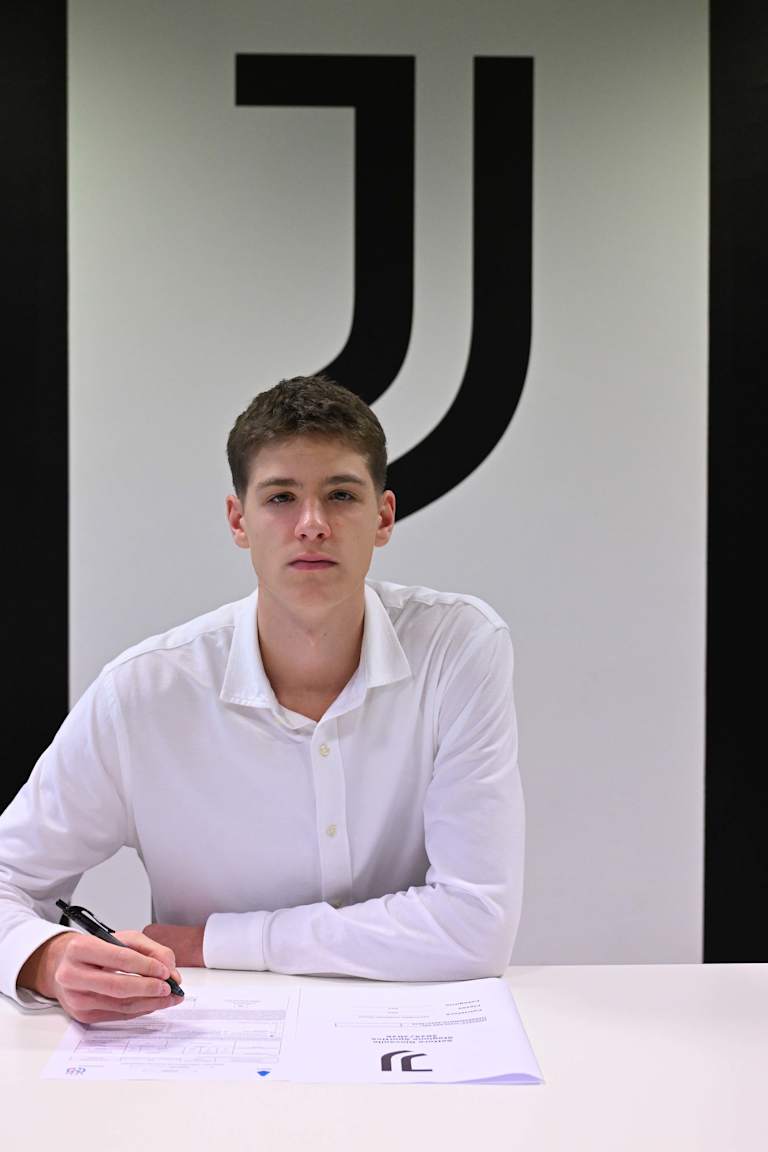 Aleksander Przytarski firma fino al 2028 con la Juventus