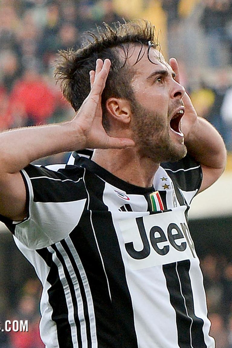 Sunday scorers: Lichtsteiner and Pjanic 