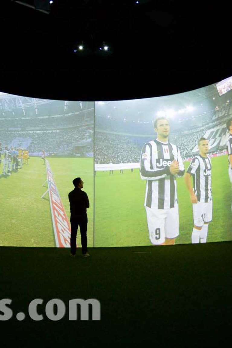 Al J-Museum sale la "febbre del sabato sera"