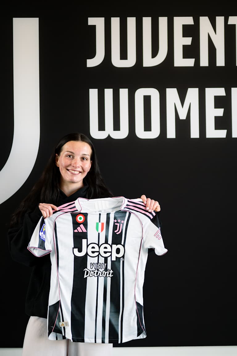 Ally Perry signs for Juventus