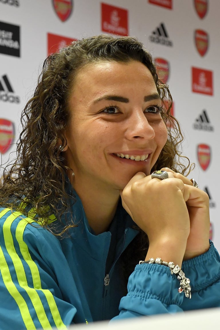 Arianna Caruso in conferenza all'Emirates Stadium