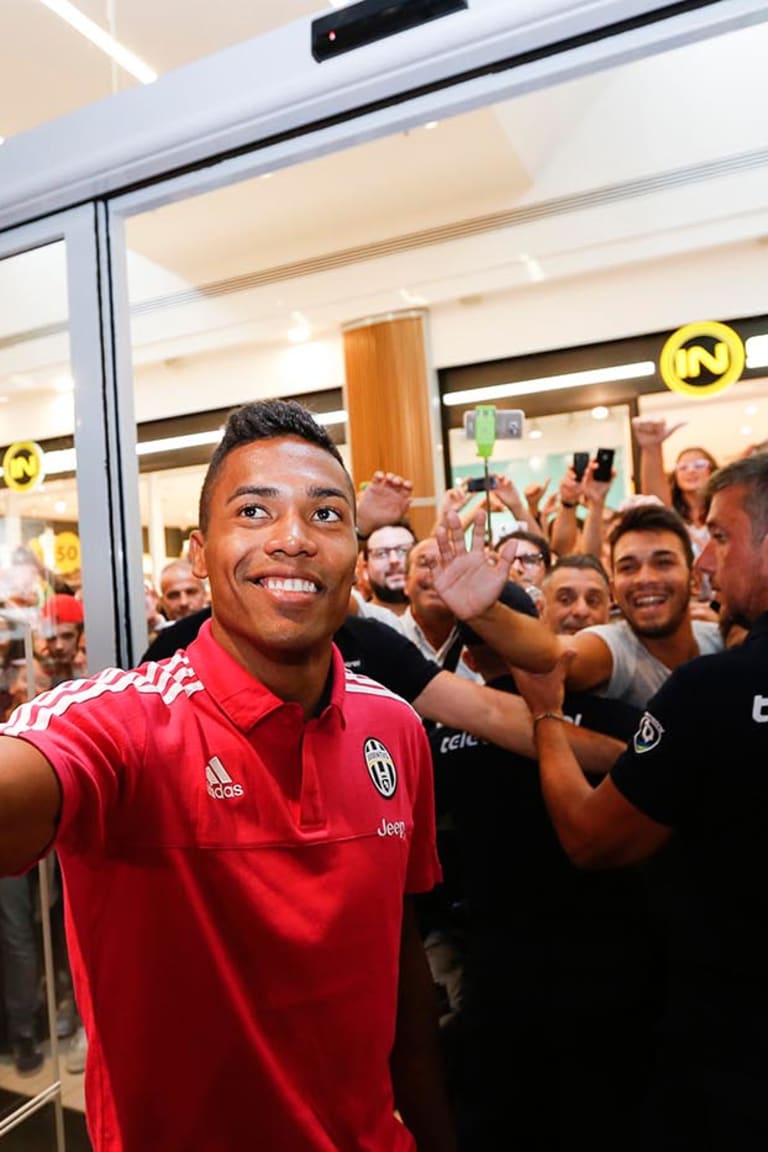 Alex Sandro berkunjung ke Juventus Megastore