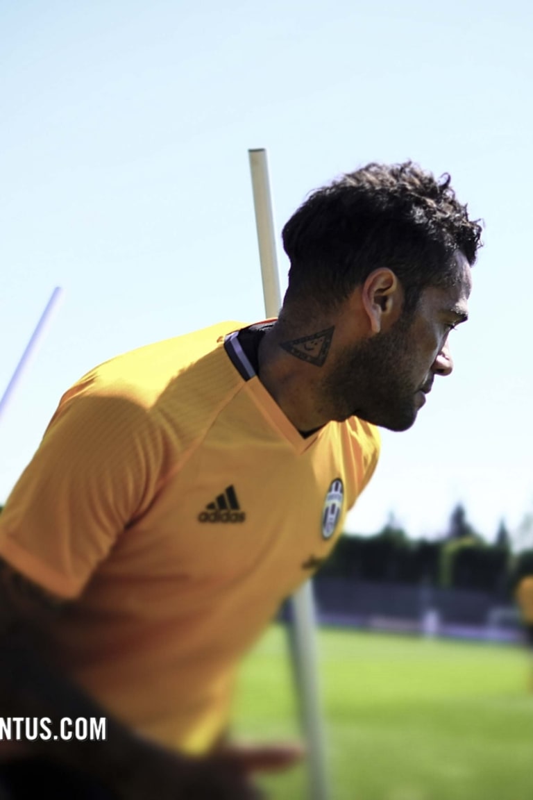 Corsa e pallone sotto il sole