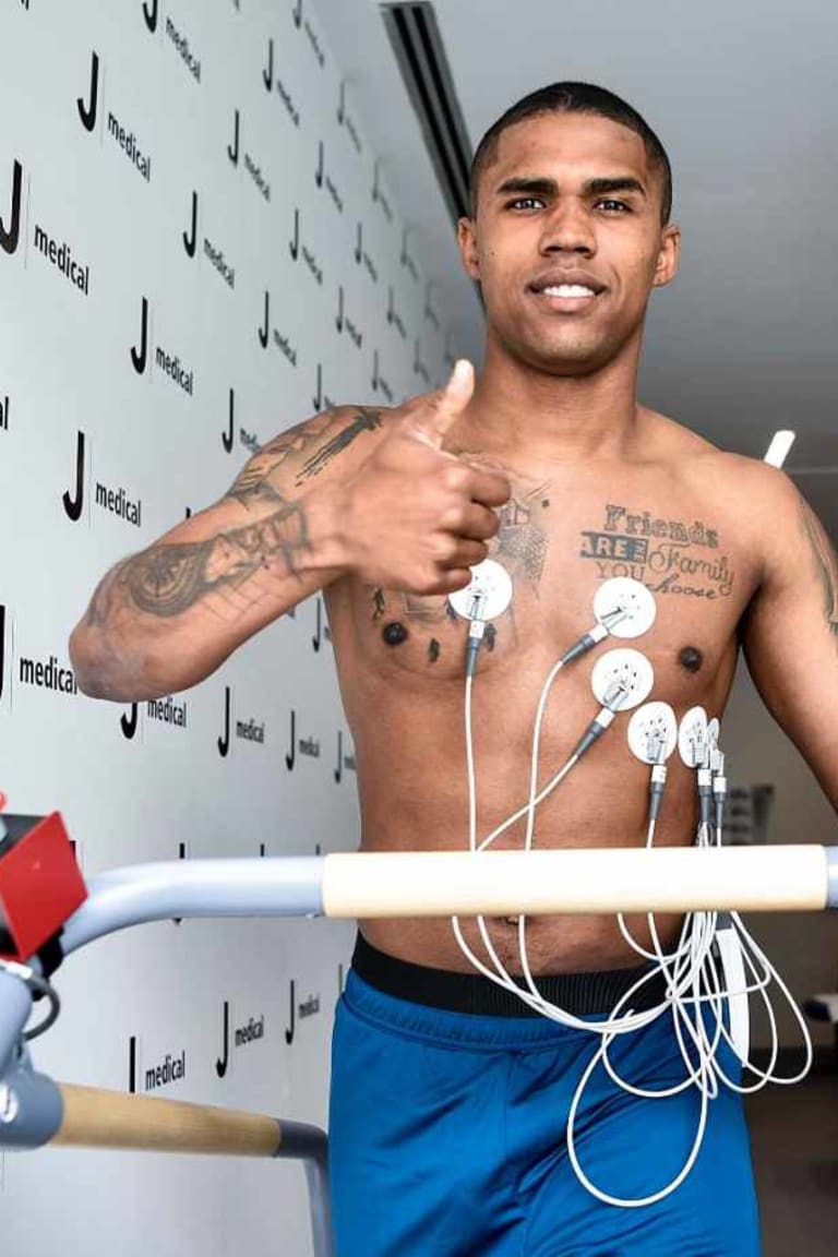 Douglas Costa completes Juventus medical