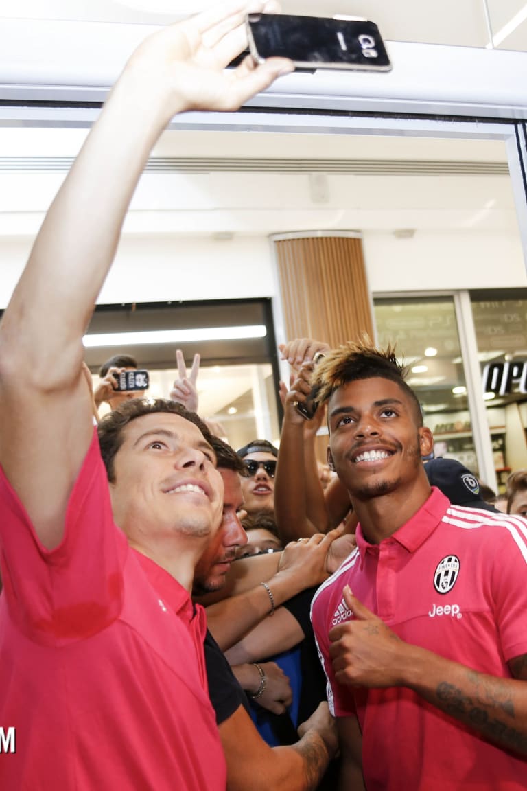 Penuh senyuman di Juventus Megastore