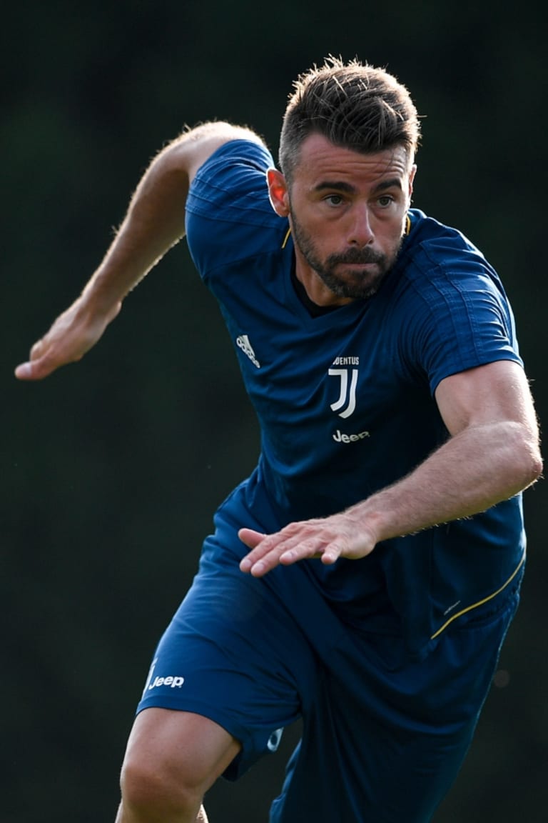 Barzagli menatap ke depan
