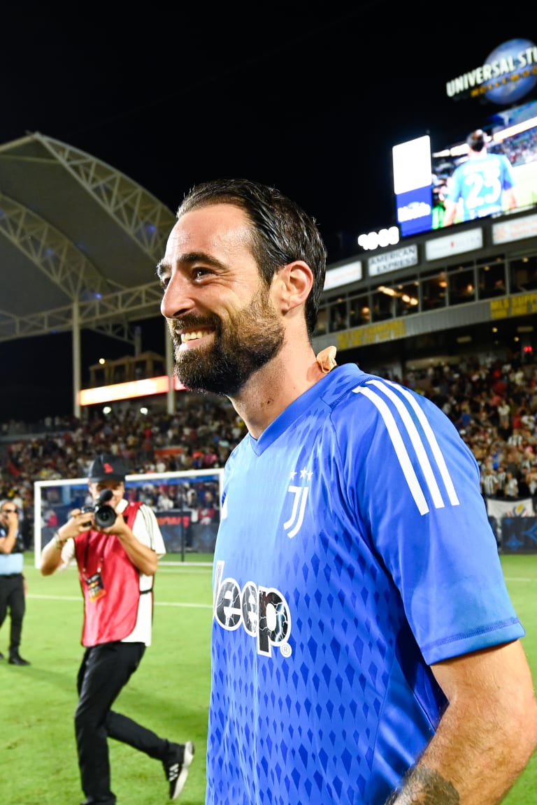 On The Road 2023 | Carlo Pinsoglio reacts to the fans after Juve-Milan