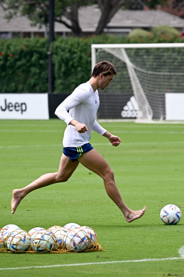 Allegri vs McKennie vs Vlahovic in Post Training Crossbar Challenge!