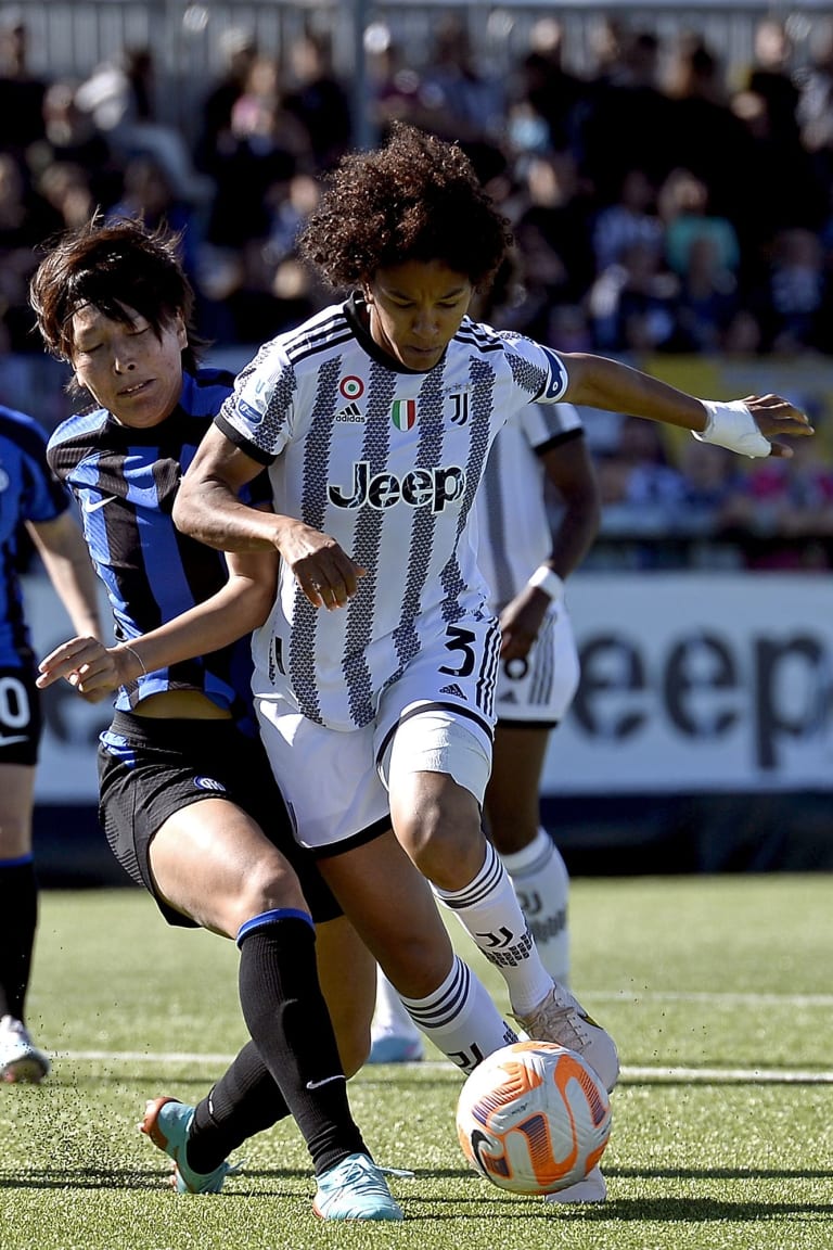 Sara Gama in azione contro l'Inter