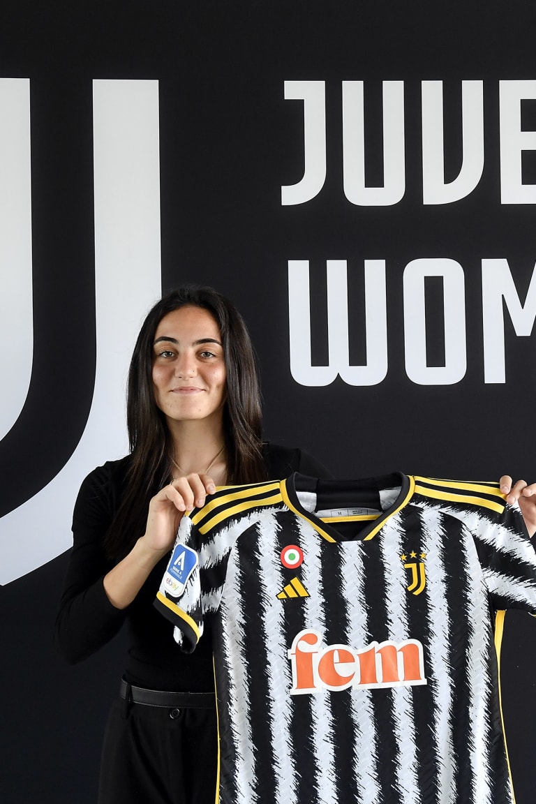 Ginevra Moretti signs her first professional contract! 