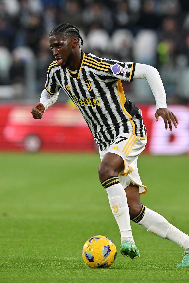 Iling-Junior leaves for Aston Villa