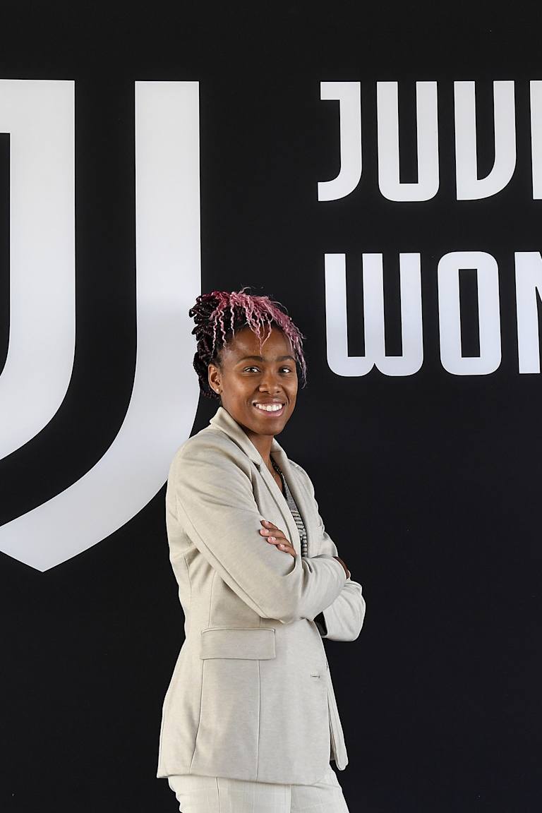 Women | Thomas renews her contract