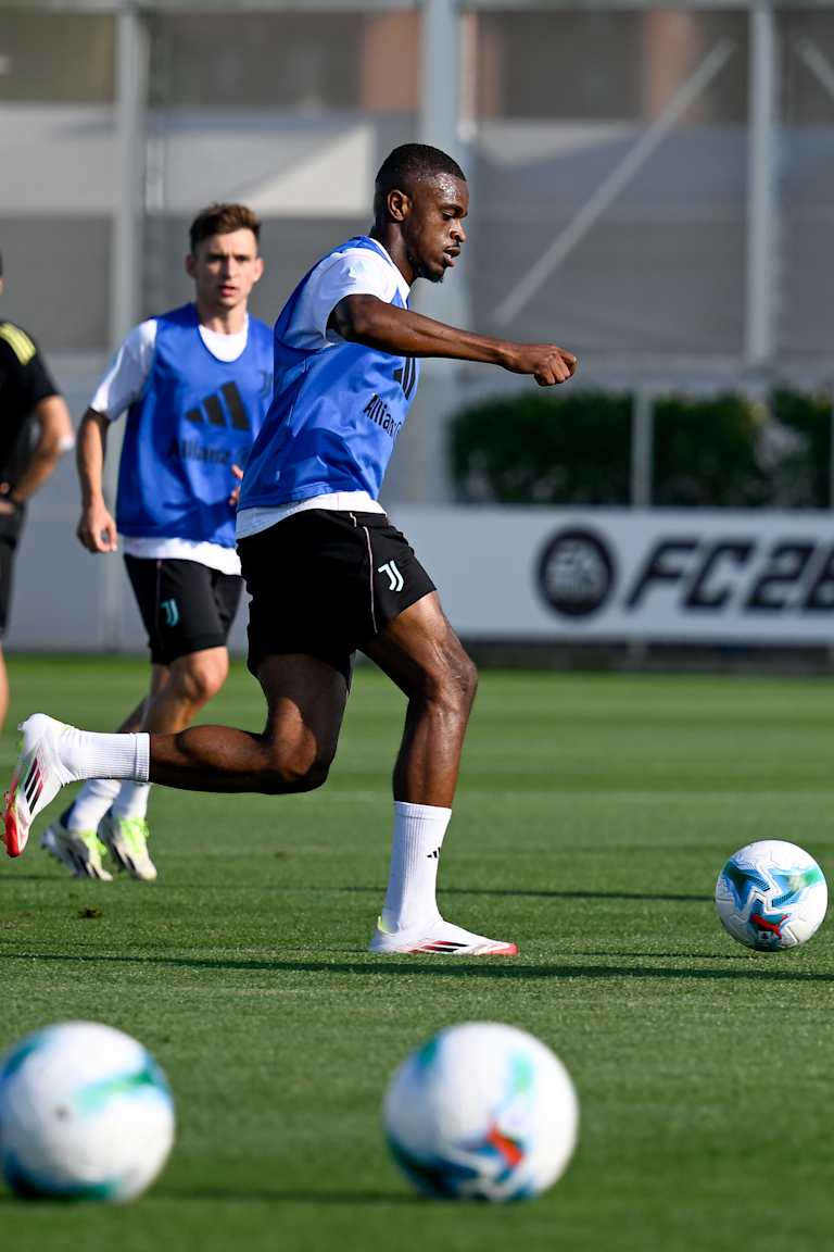 Training Center | Bianconeri in campo prima del test in famiglia con la Next Gen