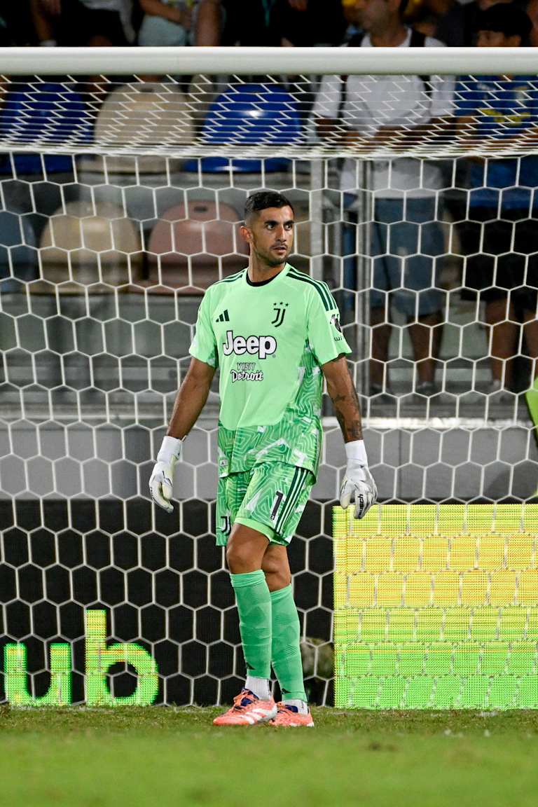 Mattia Perin completes Palermo move
