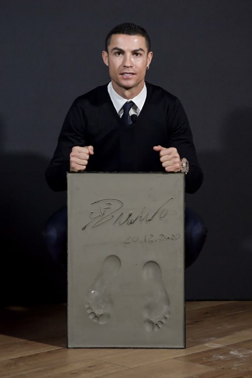 رونالدو جایزه ی پای طلایی را دریافت کرد