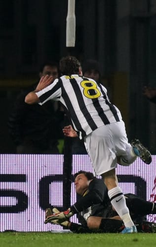 Incredibili traiettorie e gol su pallonetto! | Ronaldo, Del Piero e molti altri!